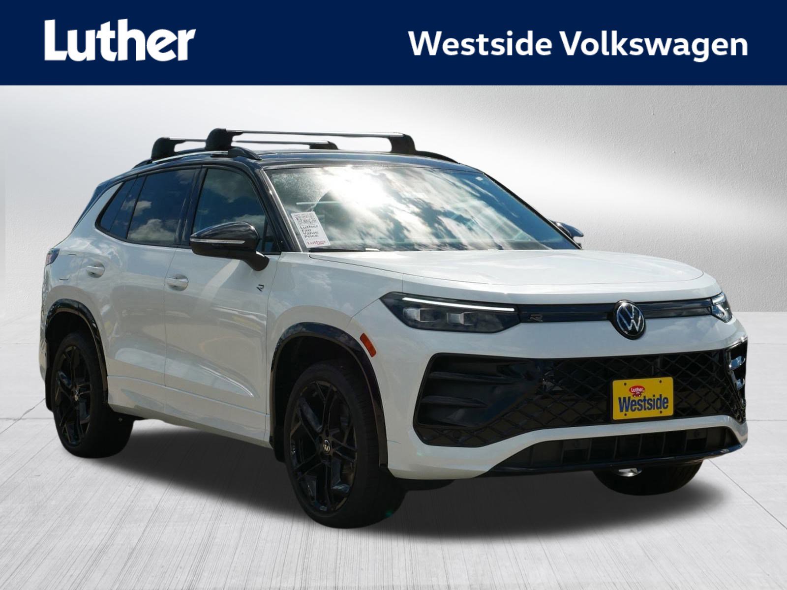 2025 Volkswagen Tiguan SE R-LINE BLACK's photo