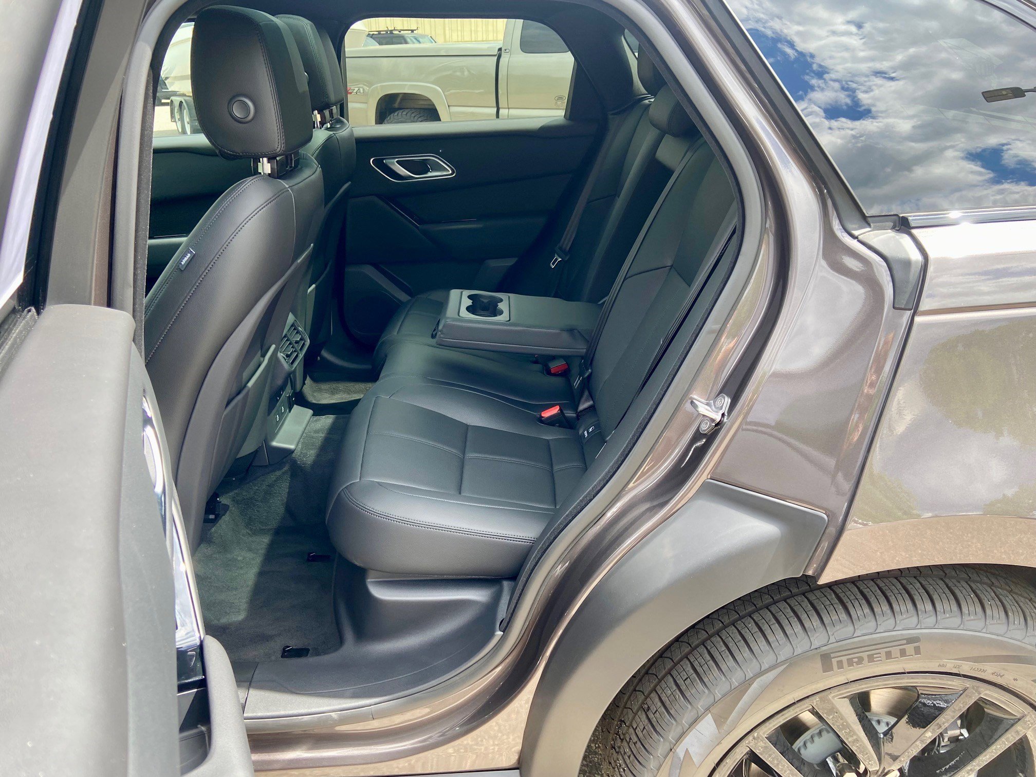 2026 Land Rover Range Rover Velar SE photo 5