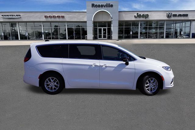 2025 Chrysler Pacifica photo 2