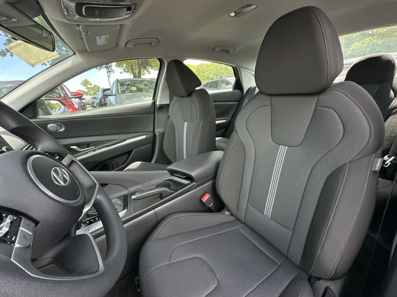 2025 Hyundai Elantra SE photo 12