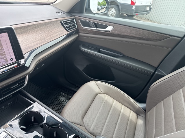2025 Volkswagen Atlas SEL photo 17