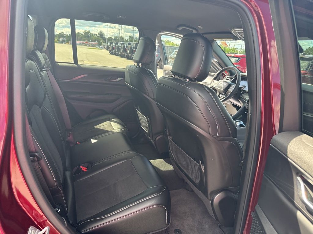 2025 Jeep Grand Cherokee Altitude photo 14