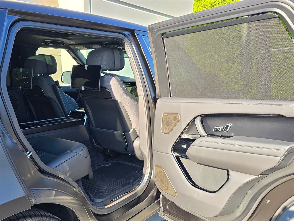 2025 Land Rover Range Rover SV photo 28