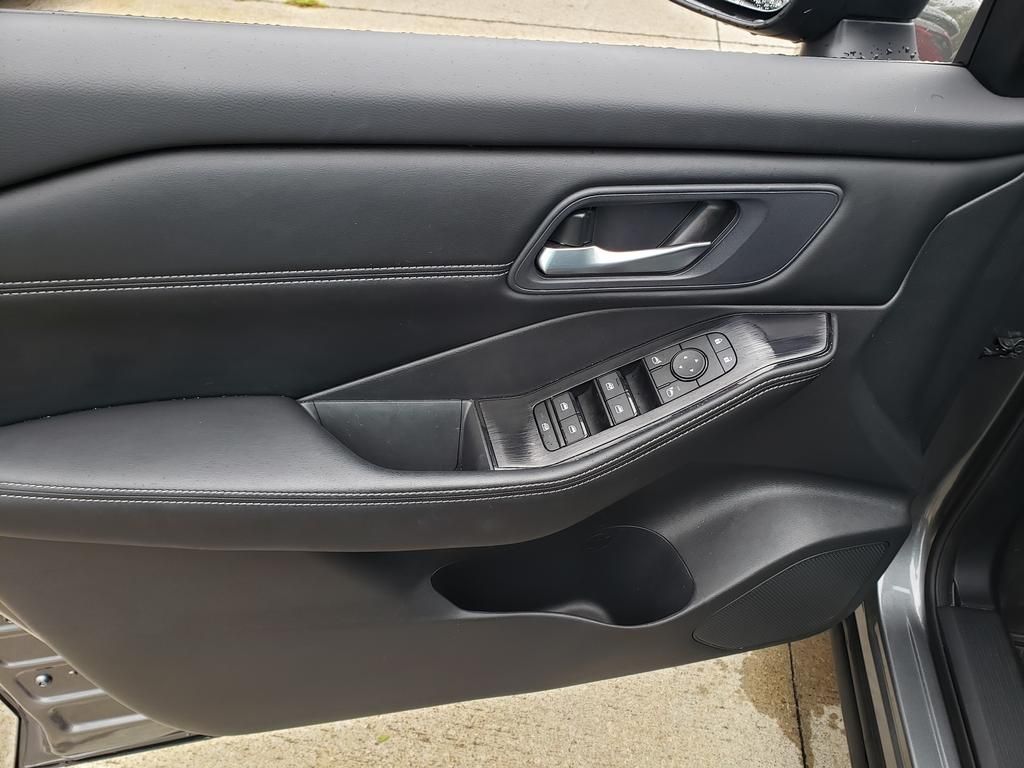 2024 Nissan Rogue SV photo 14