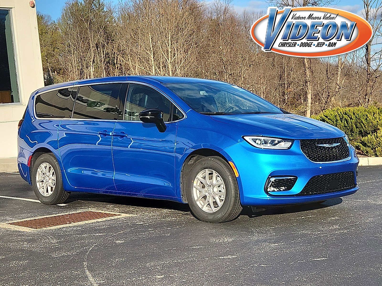 2026 Chrysler Pacifica Select's photo