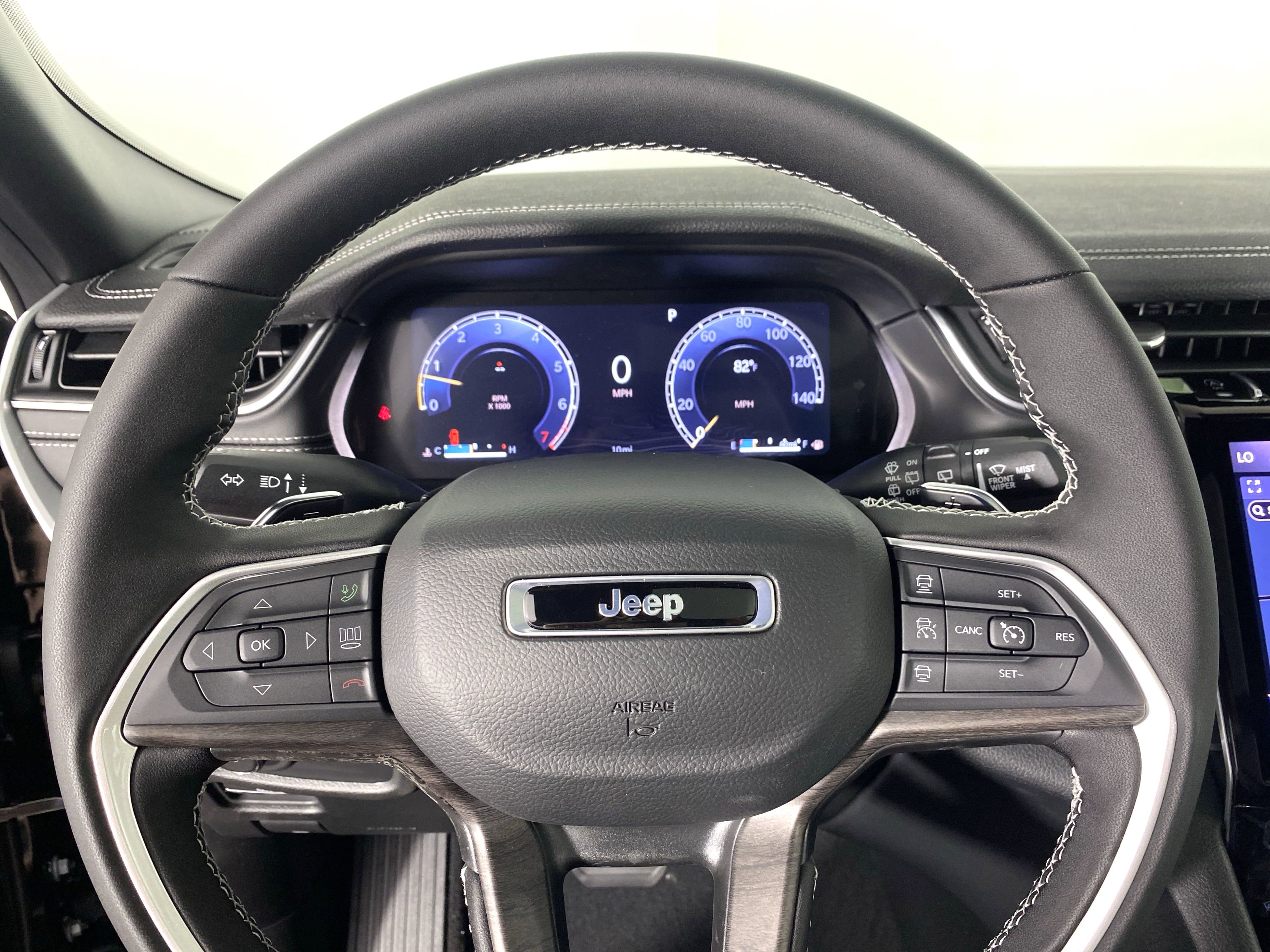 2025 Jeep Grand Cherokee Limited photo 3