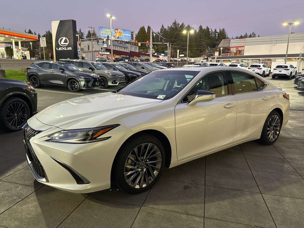 2025 Lexus ES Hybrid 300h Luxury's photo