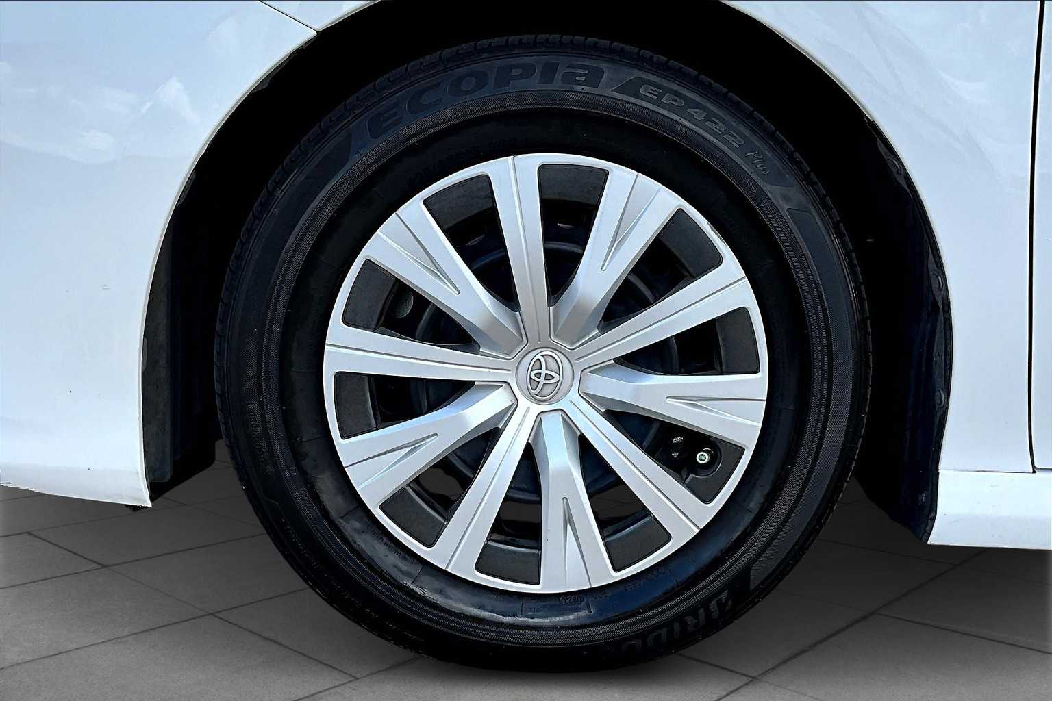 2020 Toyota Camry Hybrid LE photo 7