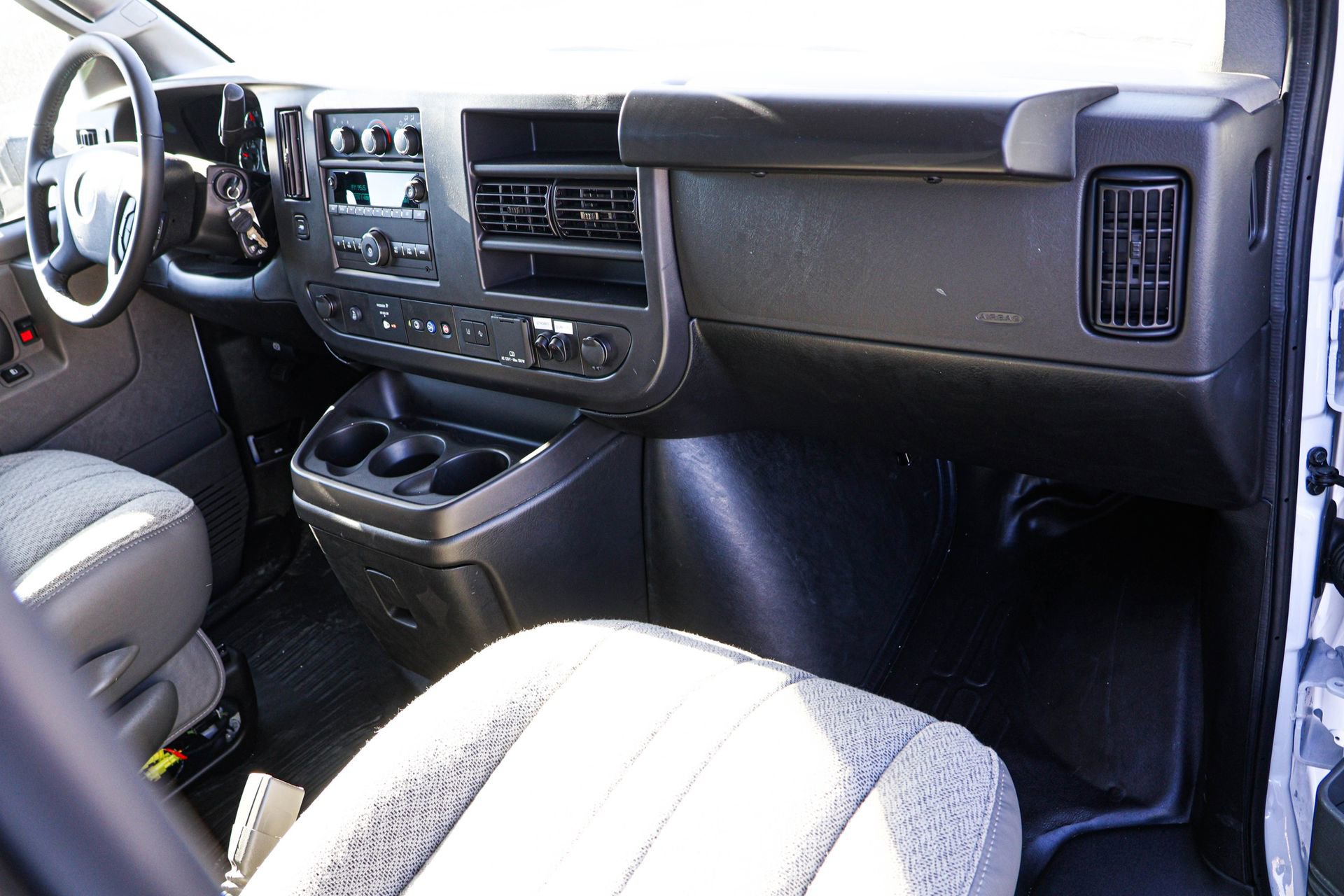 2024 Chevrolet Express Cutaway Base photo 35