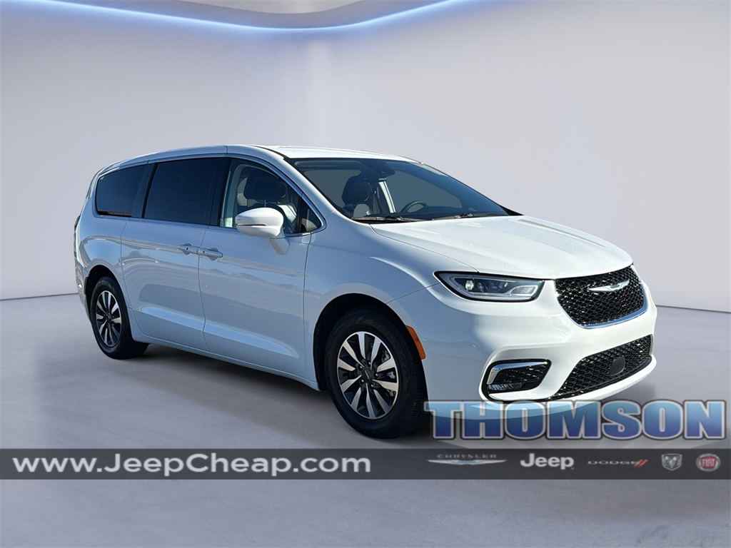 2022 Chrysler Pacifica Hybrid Touring L's photo