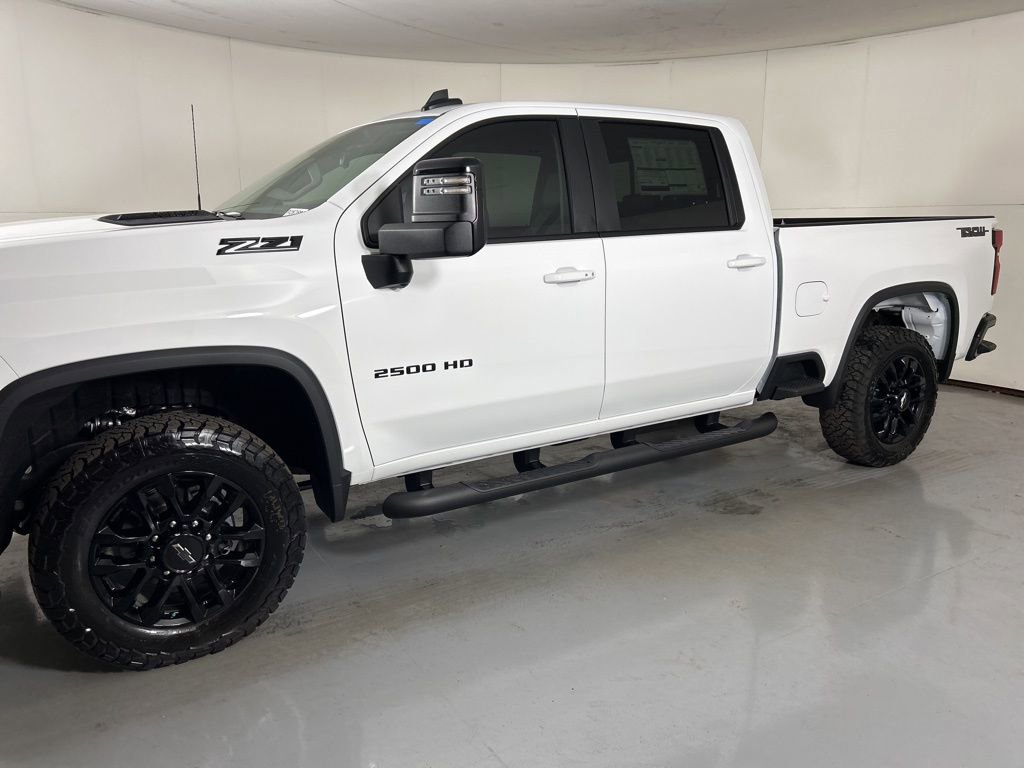 2025 Chevrolet Silverado 2500HD LT photo 3