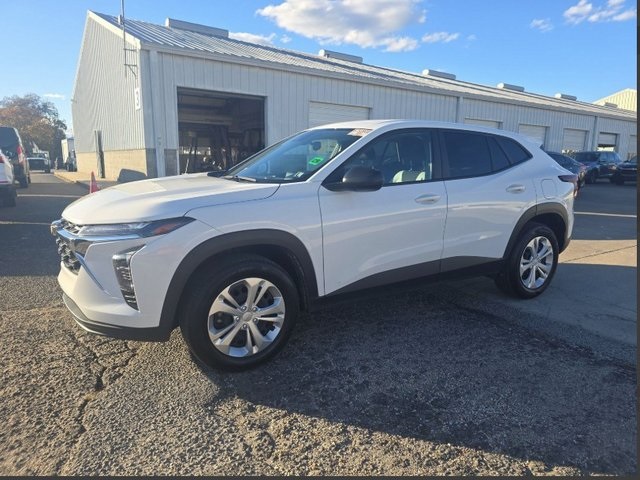 2025 Chevrolet Trax LS photo 3