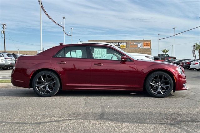 2023 Chrysler 300 Touring L photo 2