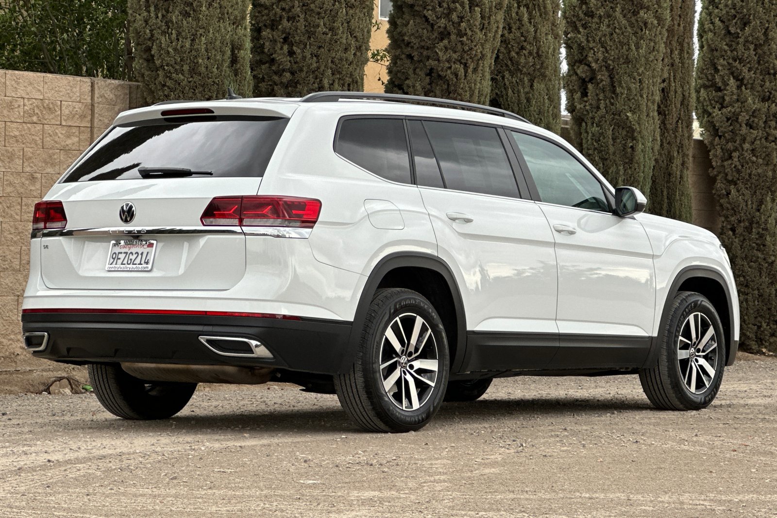 2023 Volkswagen Atlas SE photo 2