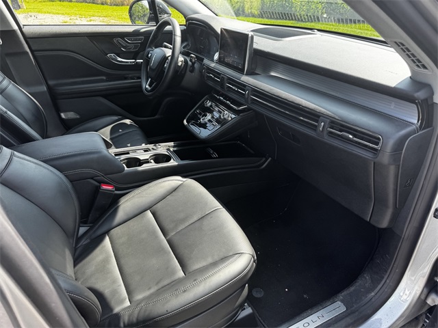 2022 Lincoln Corsair Standard photo 12