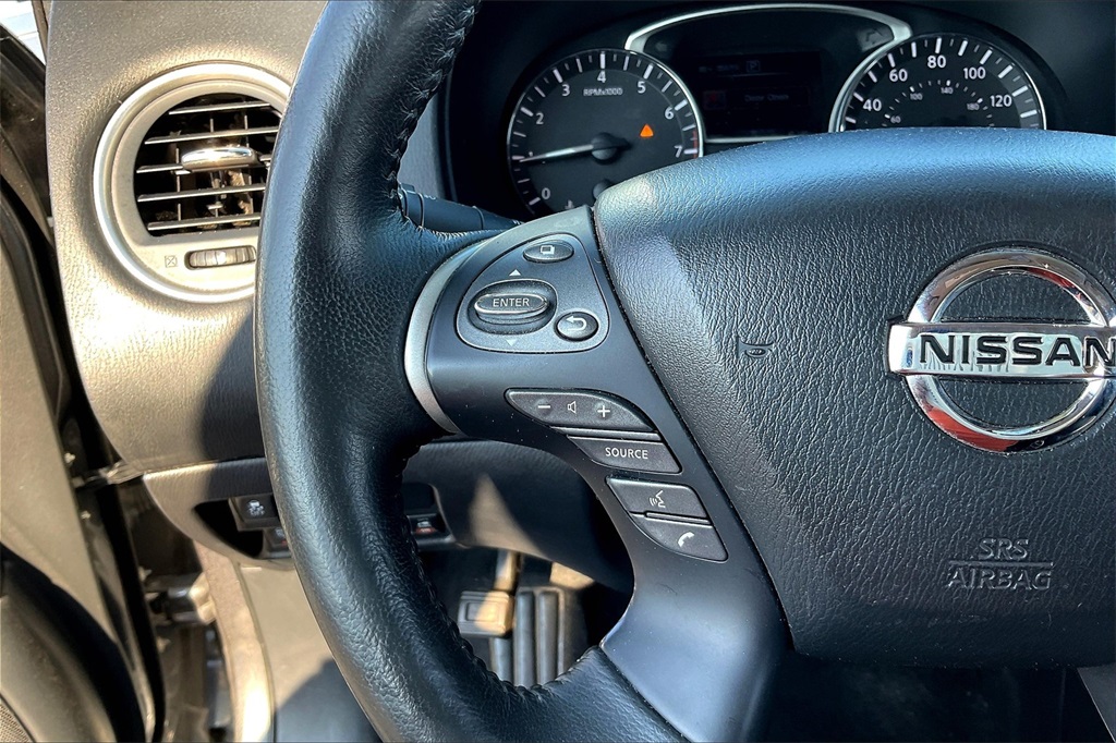 2019 Nissan Pathfinder SL photo 16