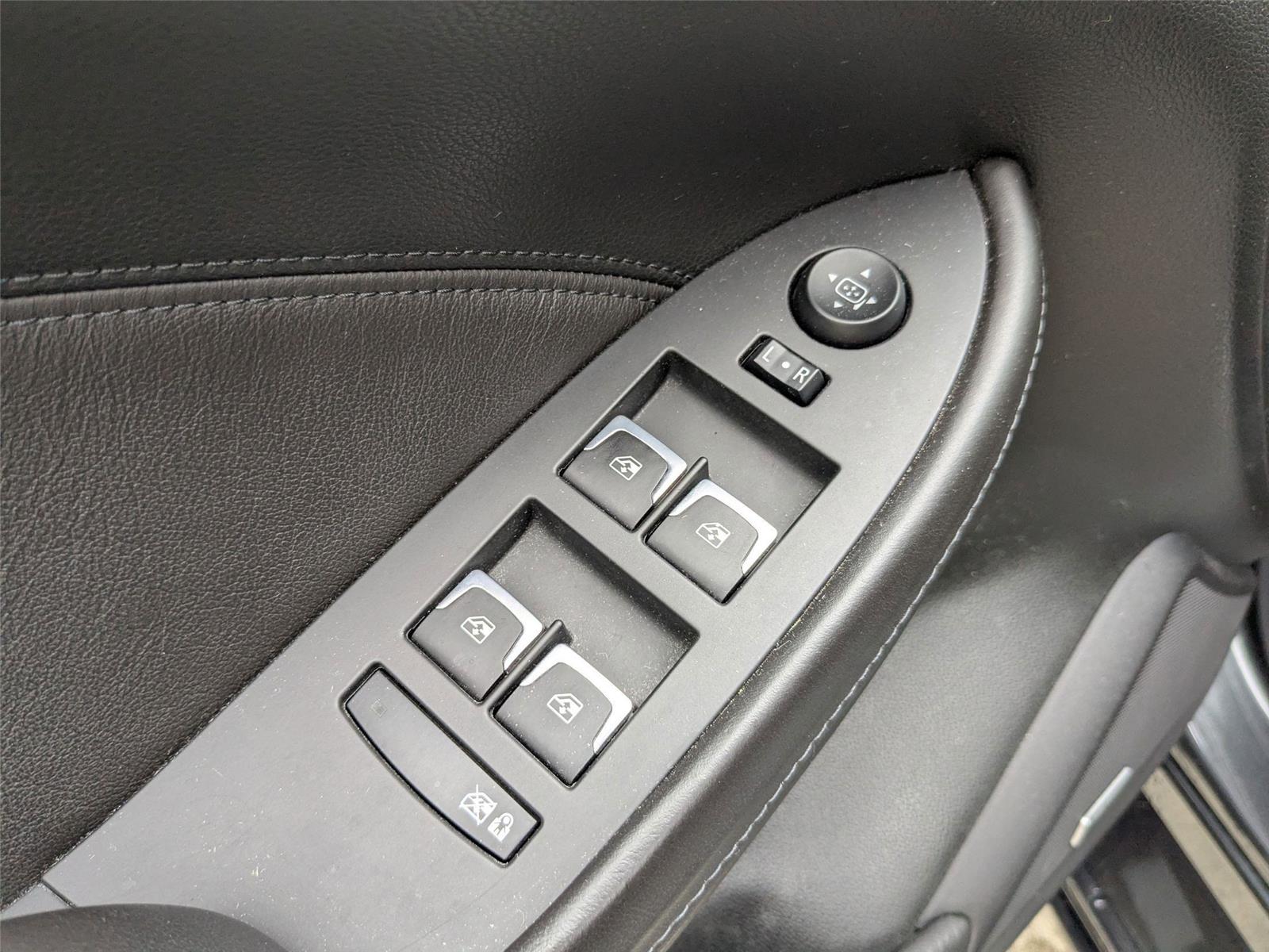 2024 Land Rover Defender X-Dynamic SE photo 13