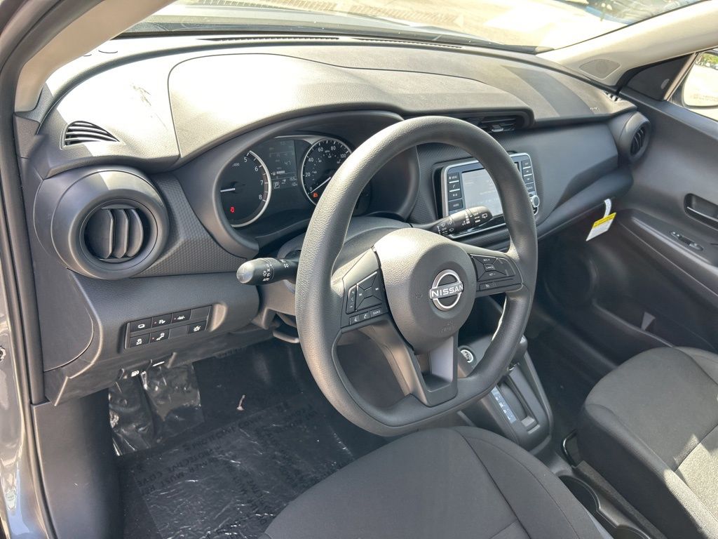 2025 Nissan Kicks Play S photo 13