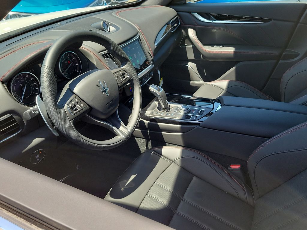 2024 Maserati Levante GT photo 4