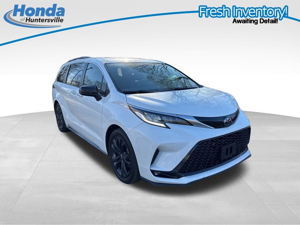 2023 Toyota Sienna XSE's photo