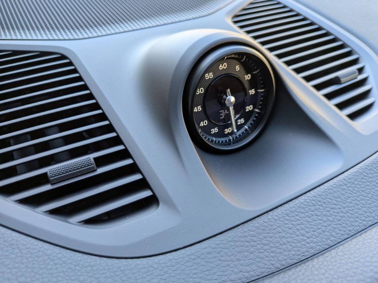 2025 Porsche Cayenne Coupe Base photo 21