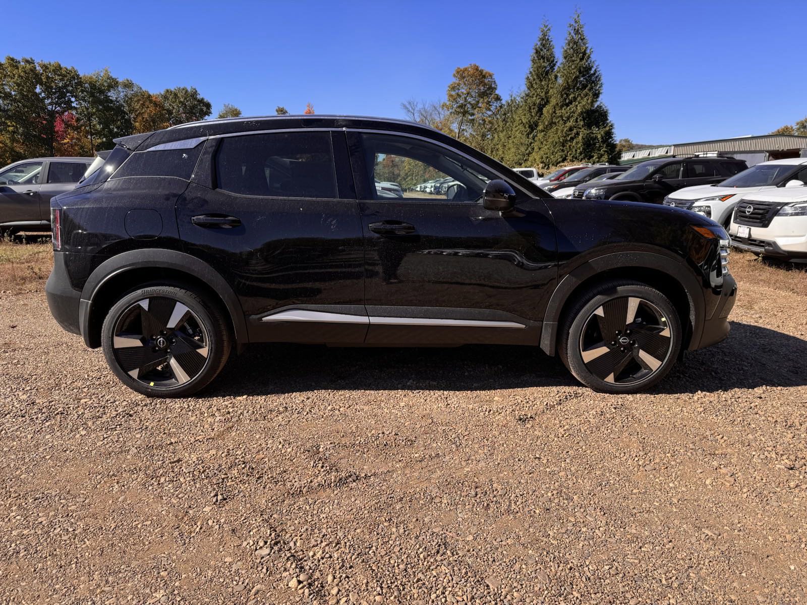2025 Nissan Kicks SR photo 3