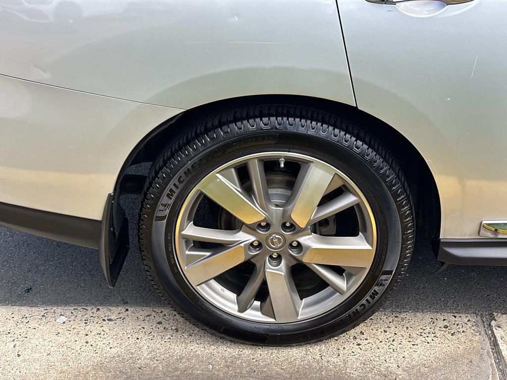 2014 Nissan Pathfinder Platinum photo 16