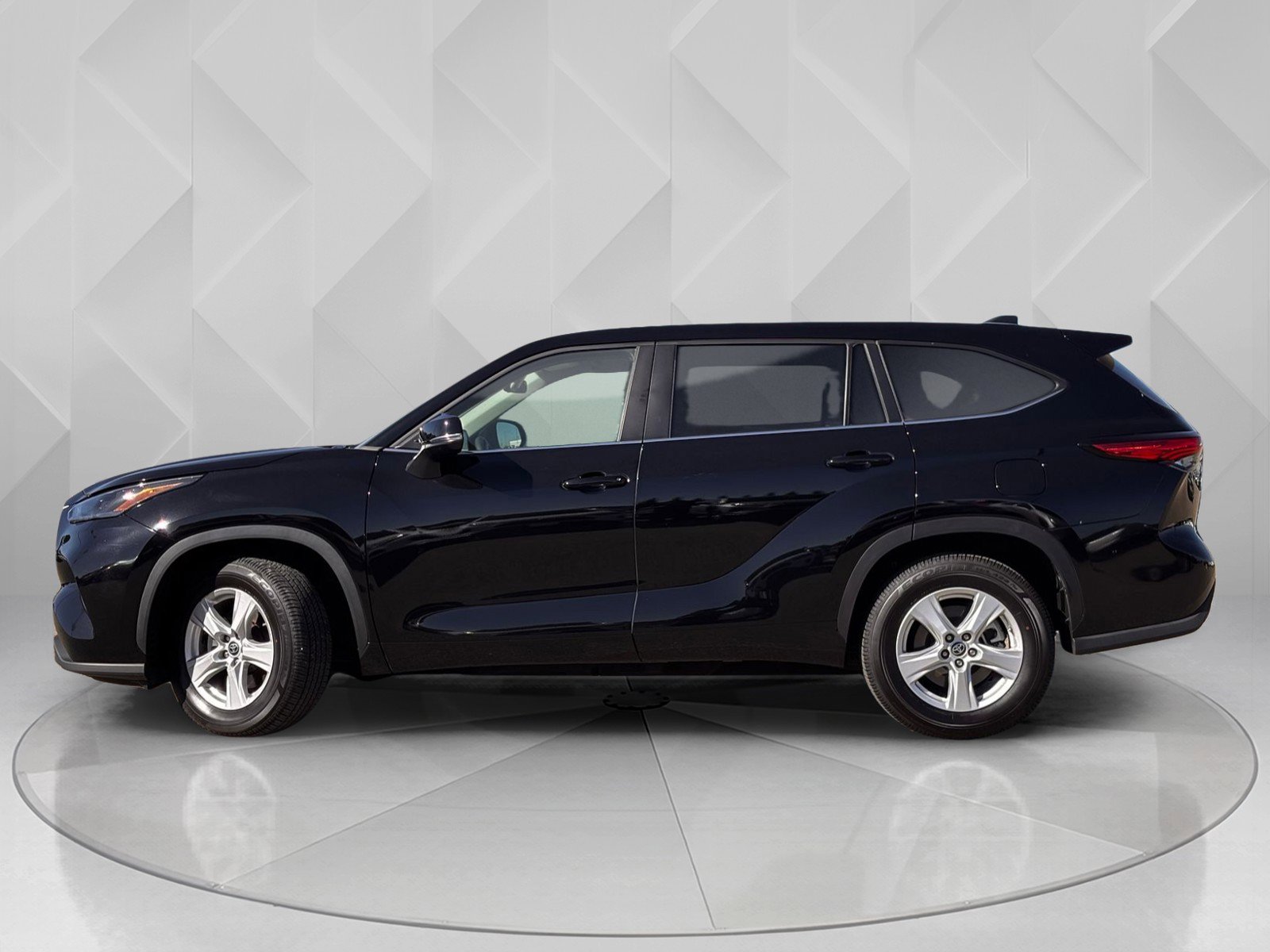 2023 Toyota Highlander LE photo 2