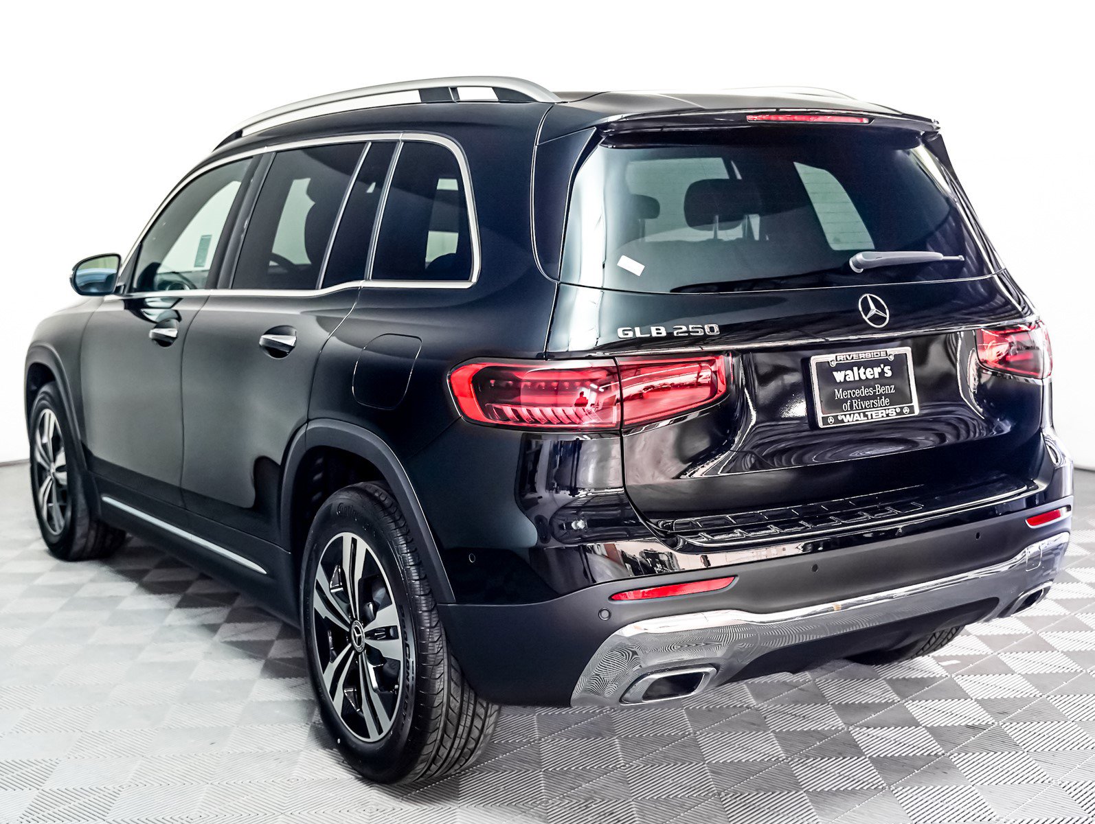 2025 Mercedes Benz GLB 250 photo 2