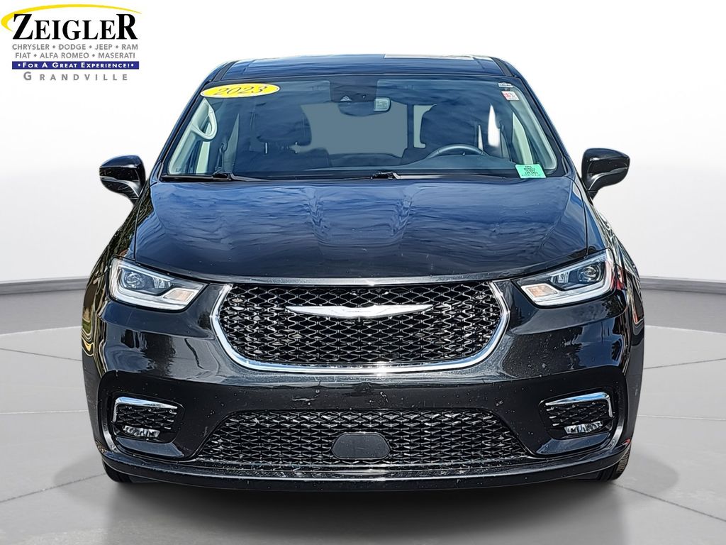 2023 Chrysler Pacifica Touring L photo 2
