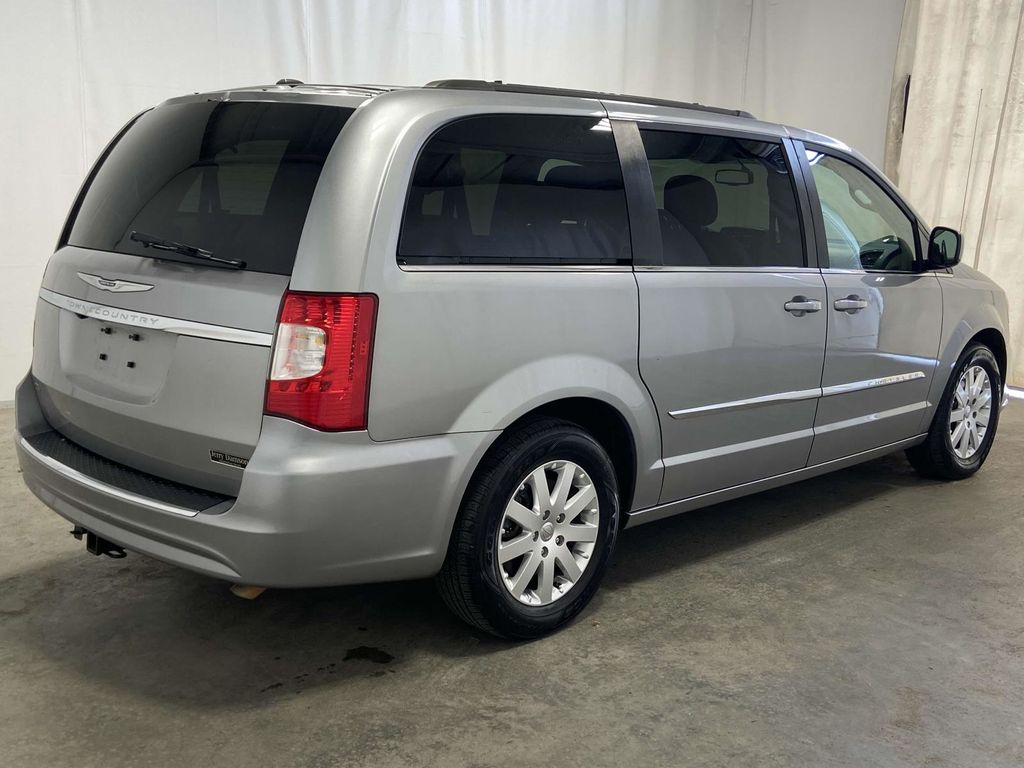 2016 Chrysler Town & Country Touring photo 3