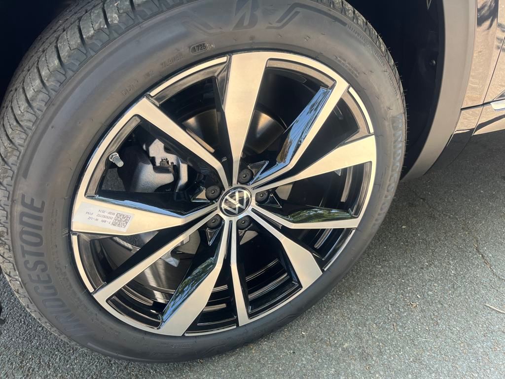 2025 Volkswagen Atlas Cross Sport SEL Premium R-Line photo 2