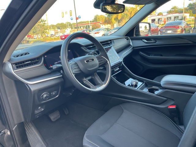 2023 Jeep Grand Cherokee Laredo photo 6