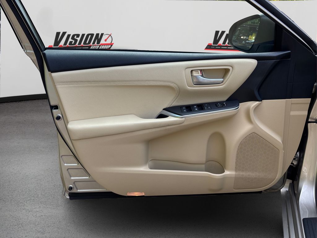 2016 Toyota Camry XLE photo 16