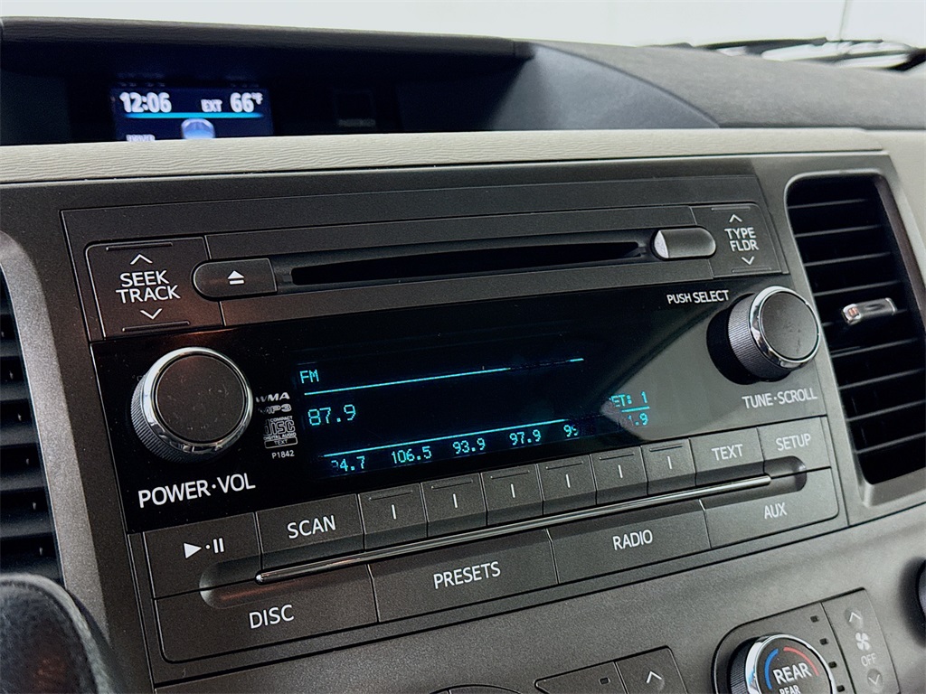 2011 Toyota Sienna LE photo 13