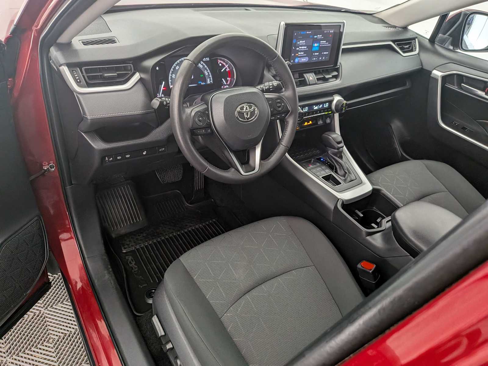 2024 Toyota RAV4 XLE photo 2