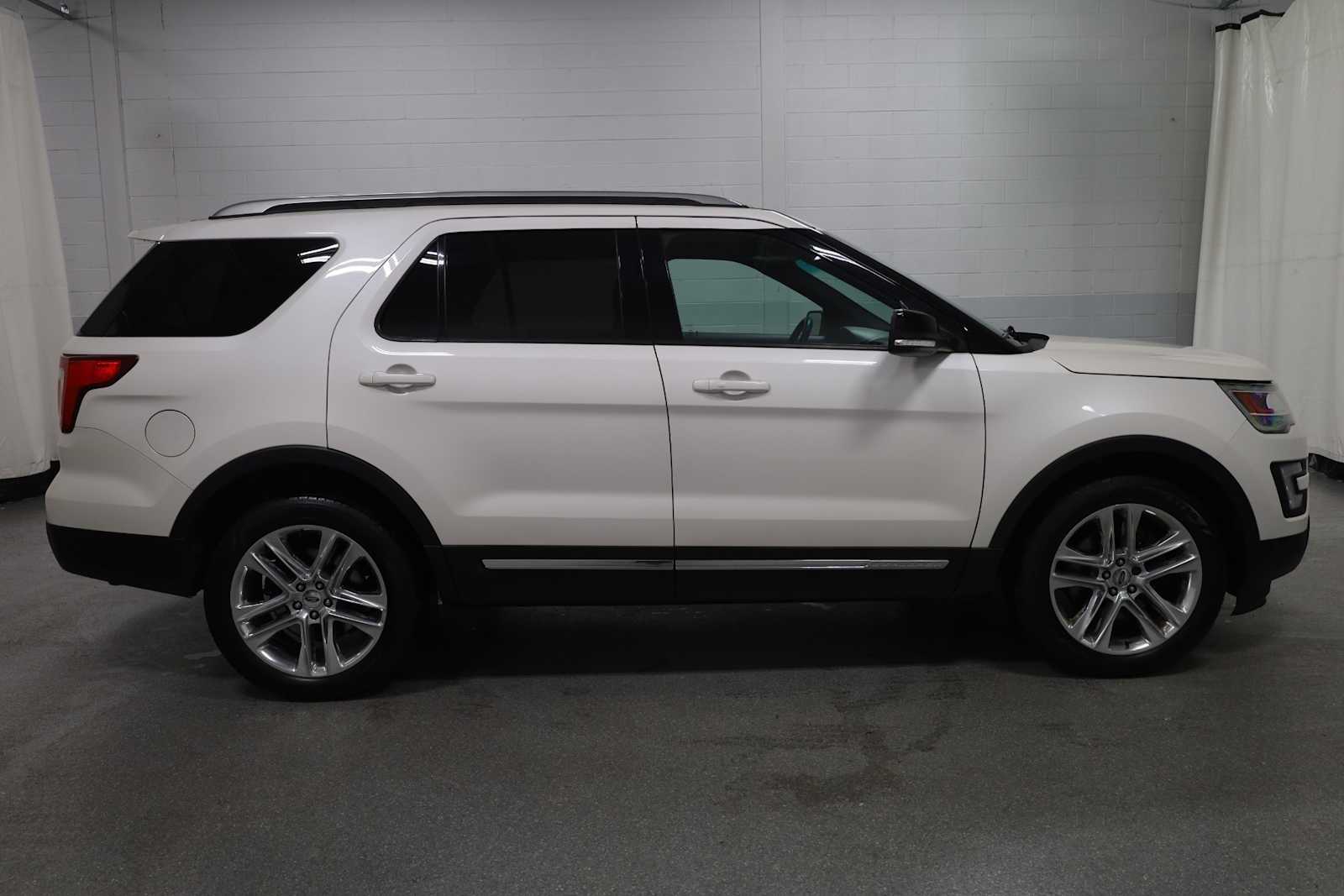 2017 Ford Explorer XLT photo 8