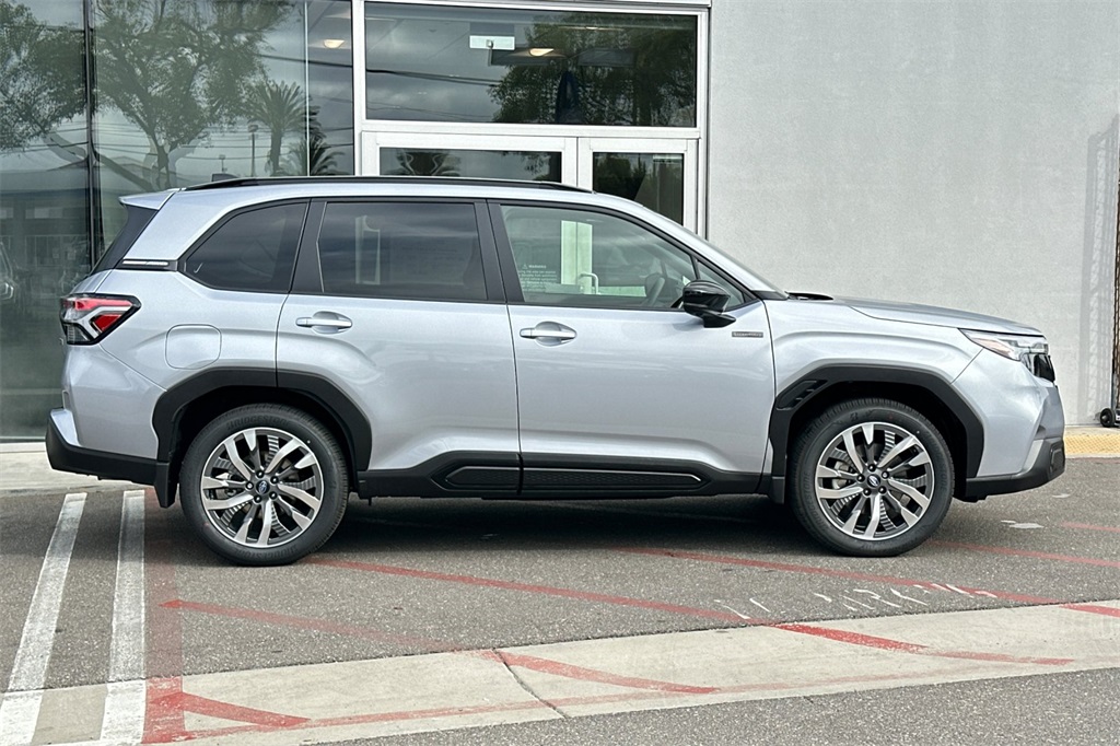 2025 Subaru Forester Touring photo 3