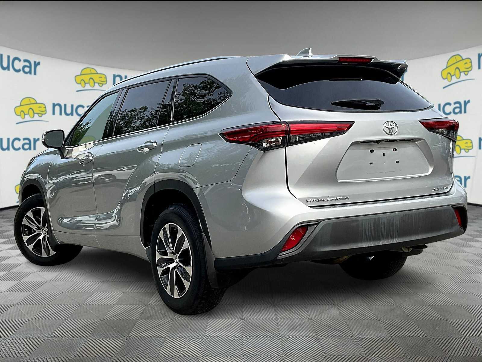 2021 Toyota Highlander XLE photo 3