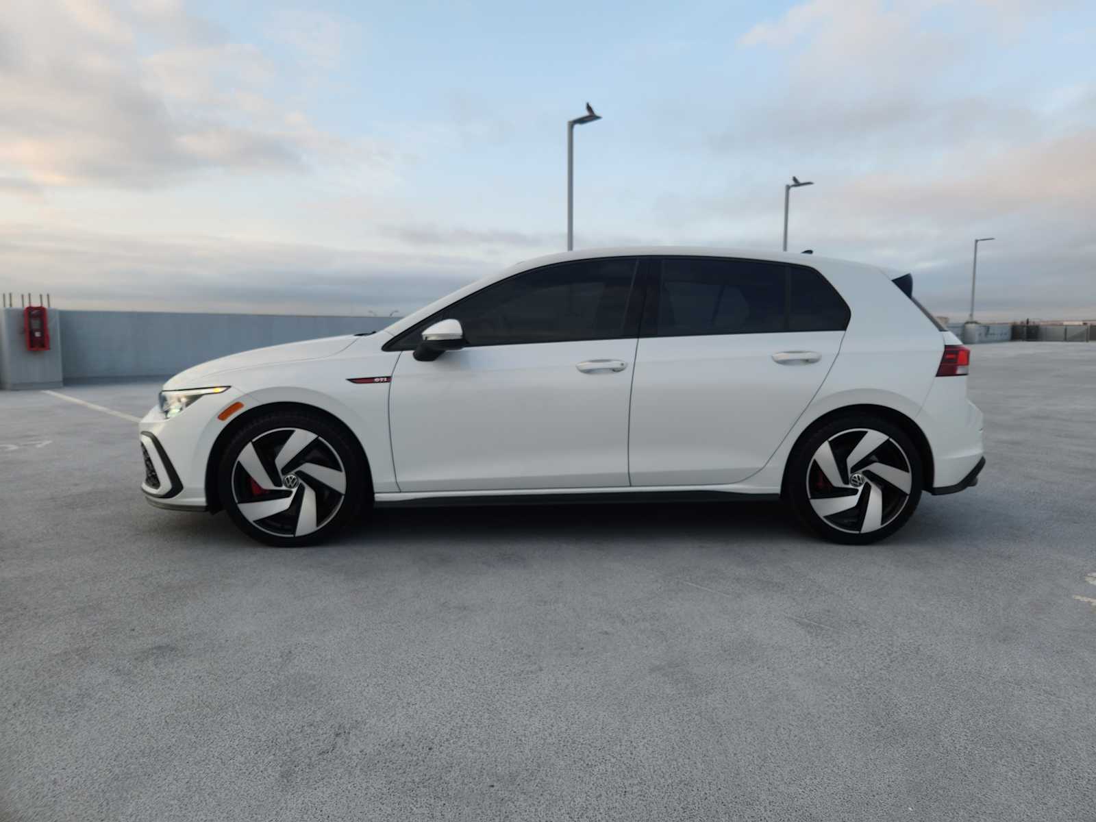 2023 Volkswagen Golf GTI SE photo 4