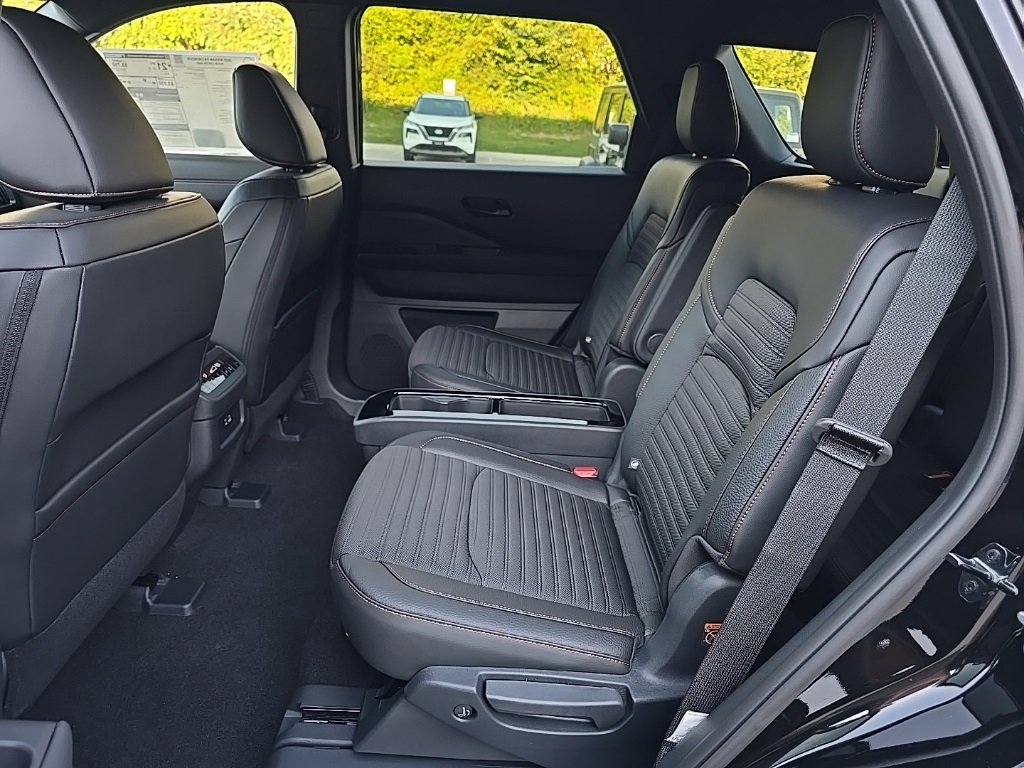 2025 Nissan Pathfinder Rock Creek photo 2