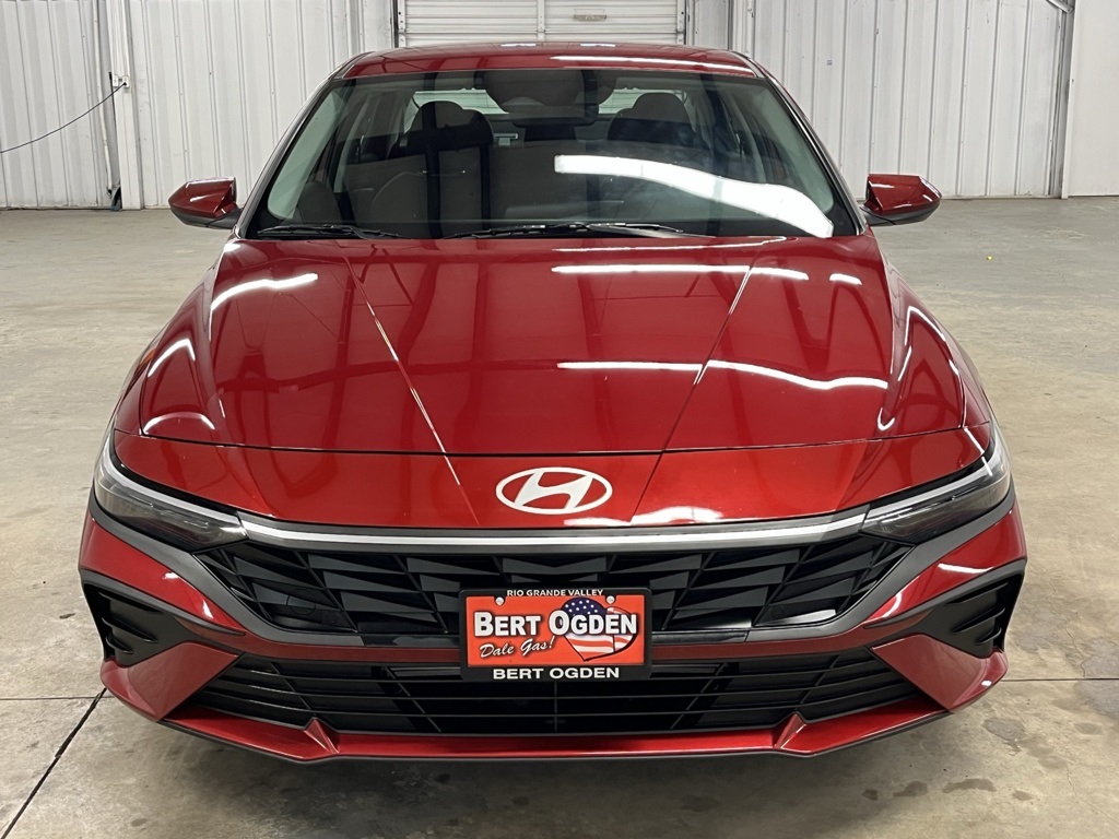 2025 Hyundai Elantra SE photo 2