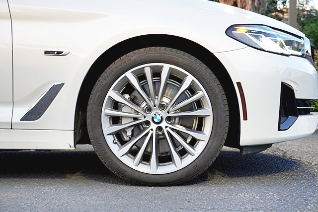 Used 2023 White BMW 530e iPerformance image 7
