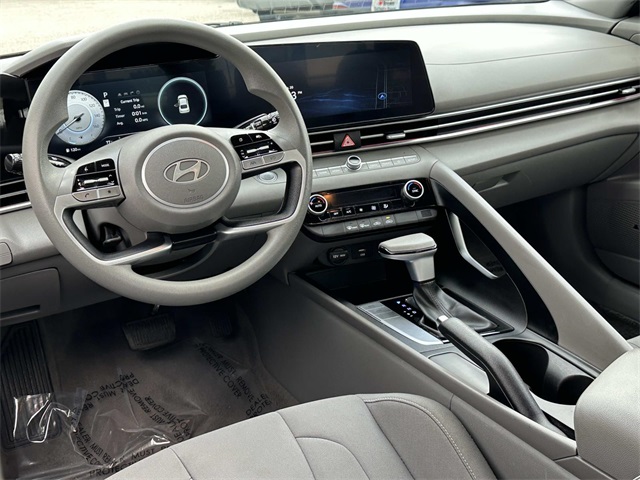 2024 Hyundai Elantra SEL photo 2