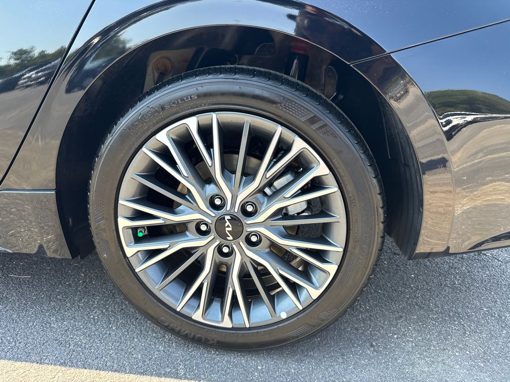 2024 Kia Forte GT-Line photo 17