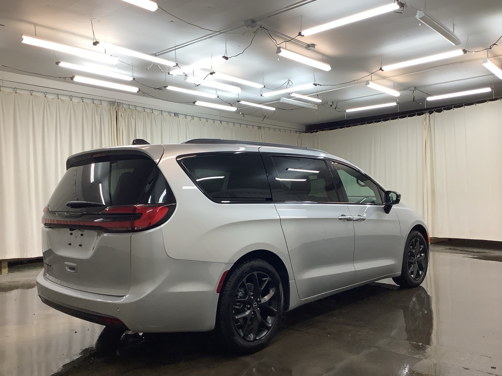 2026 Chrysler Pacifica photo 4