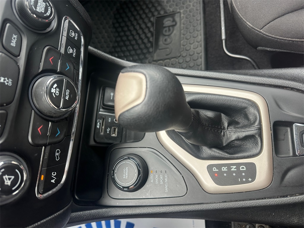 2017 Jeep Cherokee 80th Anniversary Edition photo 25