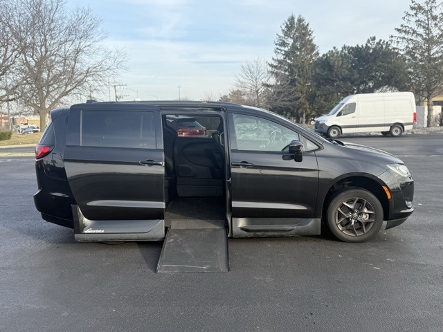 2018 Chrysler Pacifica Touring L Plus's photo