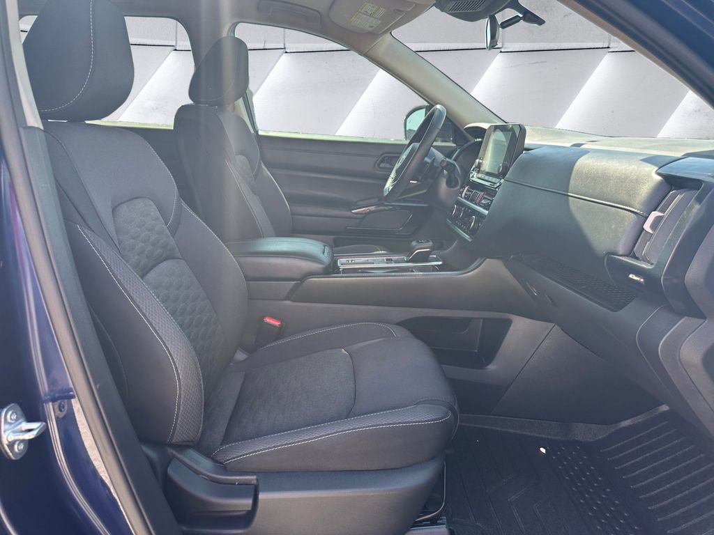 2023 Nissan Pathfinder SV photo 8
