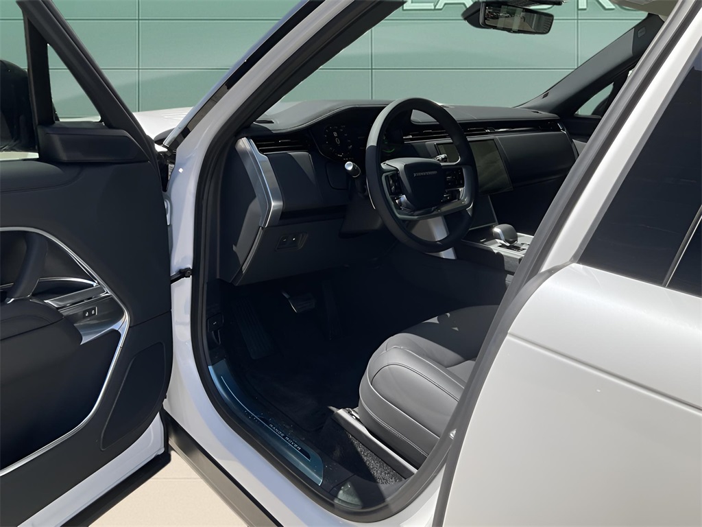 2025 Land Rover Range Rover SE photo 6